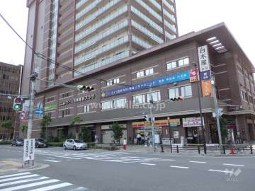 １～3階には店舗が入っています。