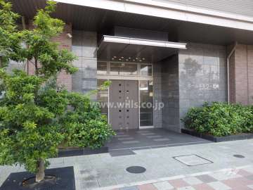 石張りのエントランス