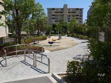 敷地東側に隣接して公園があります。