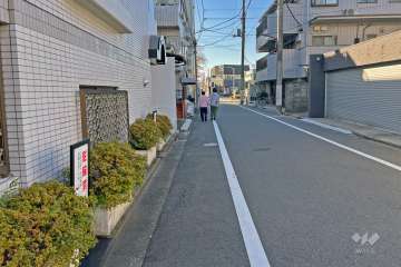 敷地の北側前面道路（東側から）
