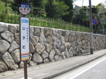 マンション東側のにバス停があります。