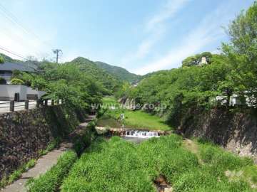 近くには「芦屋川」が流れ、自然豊かな環境です