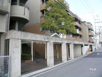 コンクリート打ち放しのアーチが付いた敷地入口