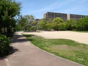 『つばき公園』には広場と遊具が設置されています。