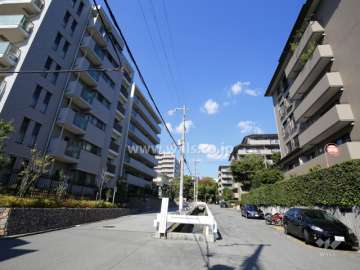 敷地東側の前面道路