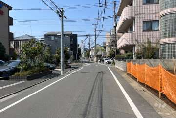敷地の北側前面道路（東側から）