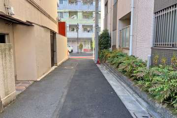 敷地南側の前面道路（東側から）