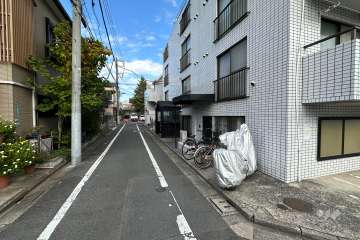 敷地の西側前面道路（南側から）