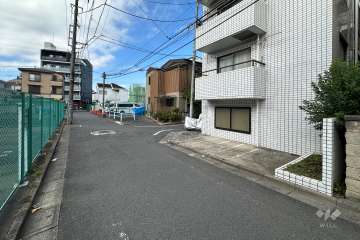 敷地の南側前面道路（東側から）