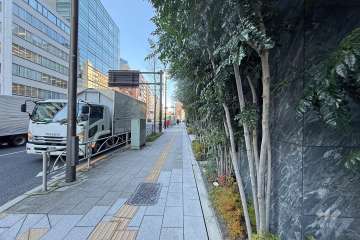 敷地の南西側前面道路（南東側から）