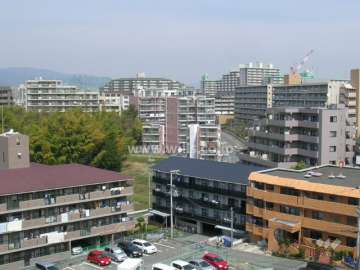 周辺にはマンションが多く建ち並んでいます。