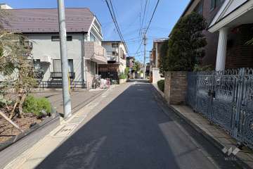 南側前面道路（西側から）