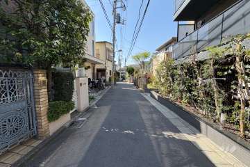 南側前面道路（東側から）