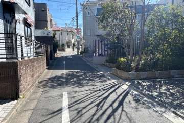 敷地東側の前面道路