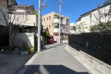 敷地西側の前面道路