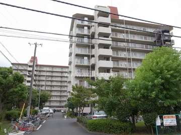 オリーブハイツ尼崎全体を北側から。手前が2号棟です。