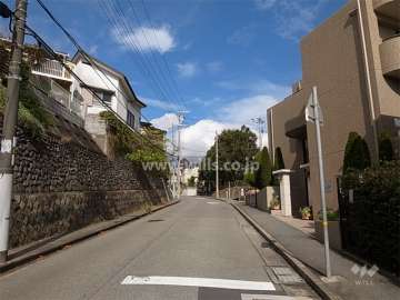 敷地西側の前面道路。緑豊かな高台の住宅地です。
