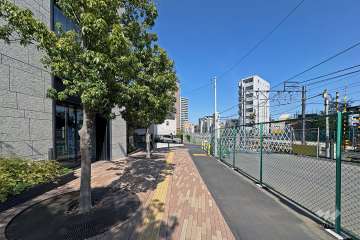 敷地南東側の前面道路（南西側から）