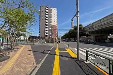 敷地南西側の前面道路は日出通りです（北西側から）。