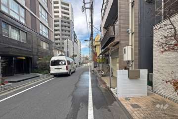 敷地の北側前面道路（東側から）