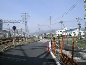 敷地の南側にはJR、東側には阪急の線路があります。