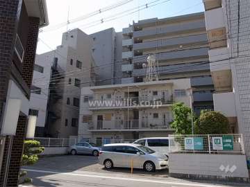 周辺はマンションの他、店舗や事務所が建ち並ぶ商業地です。