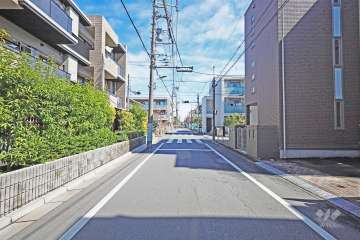 敷地南側の前面道路（西側から）