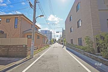 敷地東側の前面道路（北側から）