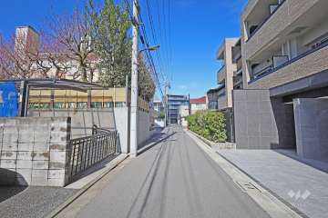 敷地西側の前面道路（南側から）