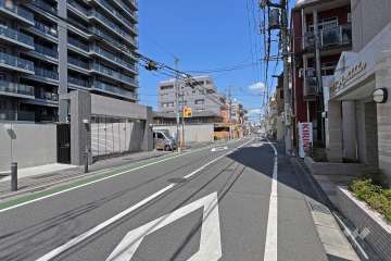 敷地の南東側前面道路（南西側から）