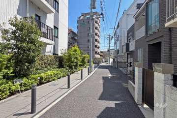 敷地の南西側前面道路（北西側から）