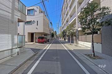 敷地の南側前面道路（東側から）