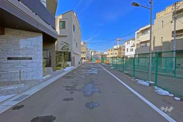 敷地の北側前面道路（東側から）