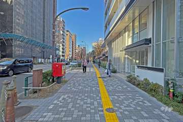 敷地の南側前面道路は都道441号線です（東側から）。