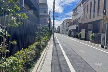 敷地の南西側前面道路（北西側から）