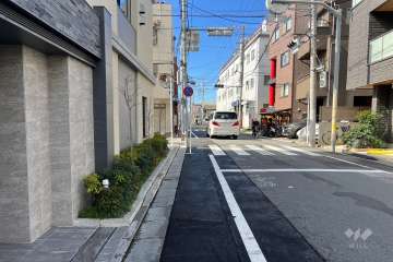 敷地の北側前面道路（東側から）