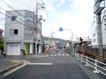 物件東側の前面道路（南側から）