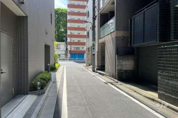 敷地の北西側前面道路（北東側から）