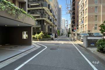 敷地の北東側前面道路（南東側から）