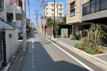 敷地の南側前面道路（東側から）