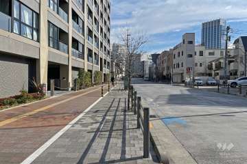 敷地の南西側前面道路（北西側から）