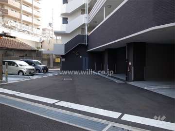 敷地内駐車場。屋外と屋内とがあります。