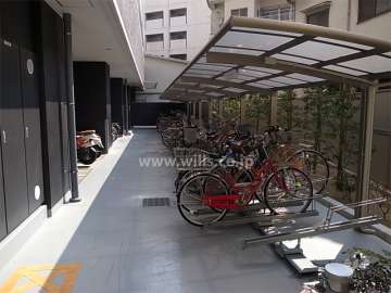 駐輪場とバイク置き場