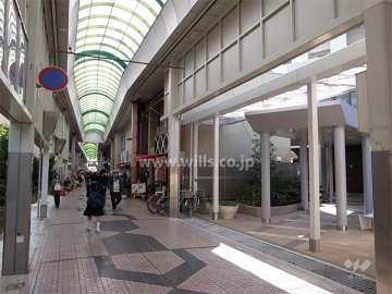 エントランスは商店街に面しています。