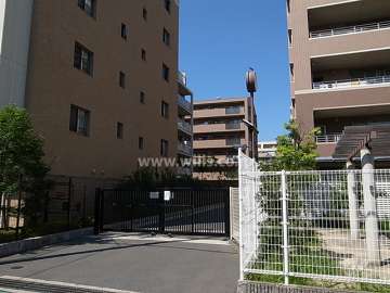 敷地の東側には通路があります。
