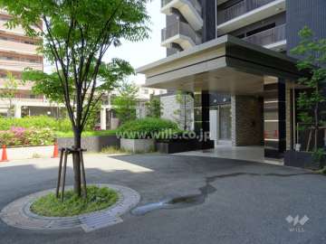 駐車場側にあるサブエントランス。車寄せがあります。