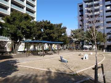 敷地の東側には通りを挟んで、『南金田公園』が広がっています。