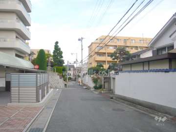 周辺の街並み（ややアップダウンがあります）