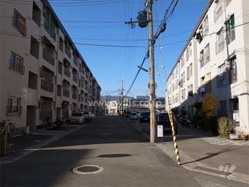 敷地東側の前面道路