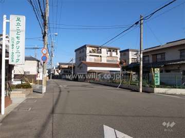 敷地北側を走るバス通り。バス停が徒歩2分の場所にあります。